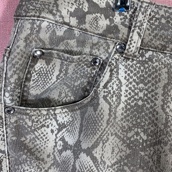 EUC Lane Bryant Stretch Denim Snakeskin print skinny jeans - Picture 4 of 7